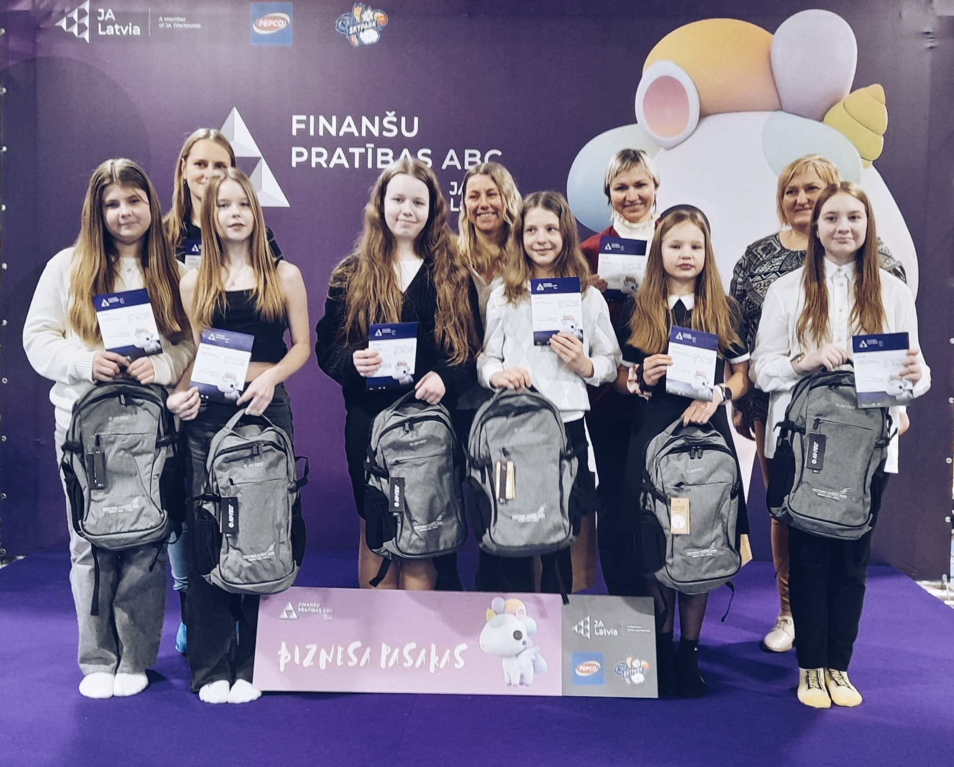 Junior Achievement Latvia finanšu pratības un radošuma konkursa laureātu sveikšana