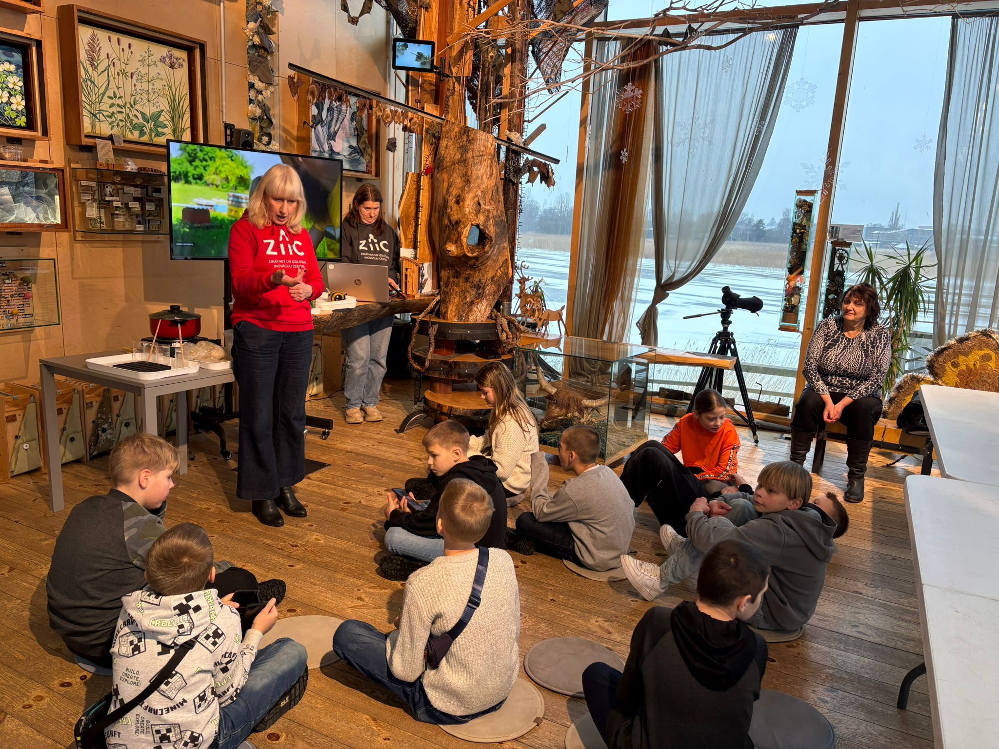 Izgatavo lūpu balzamu nodarbībā “Medus ceļš”