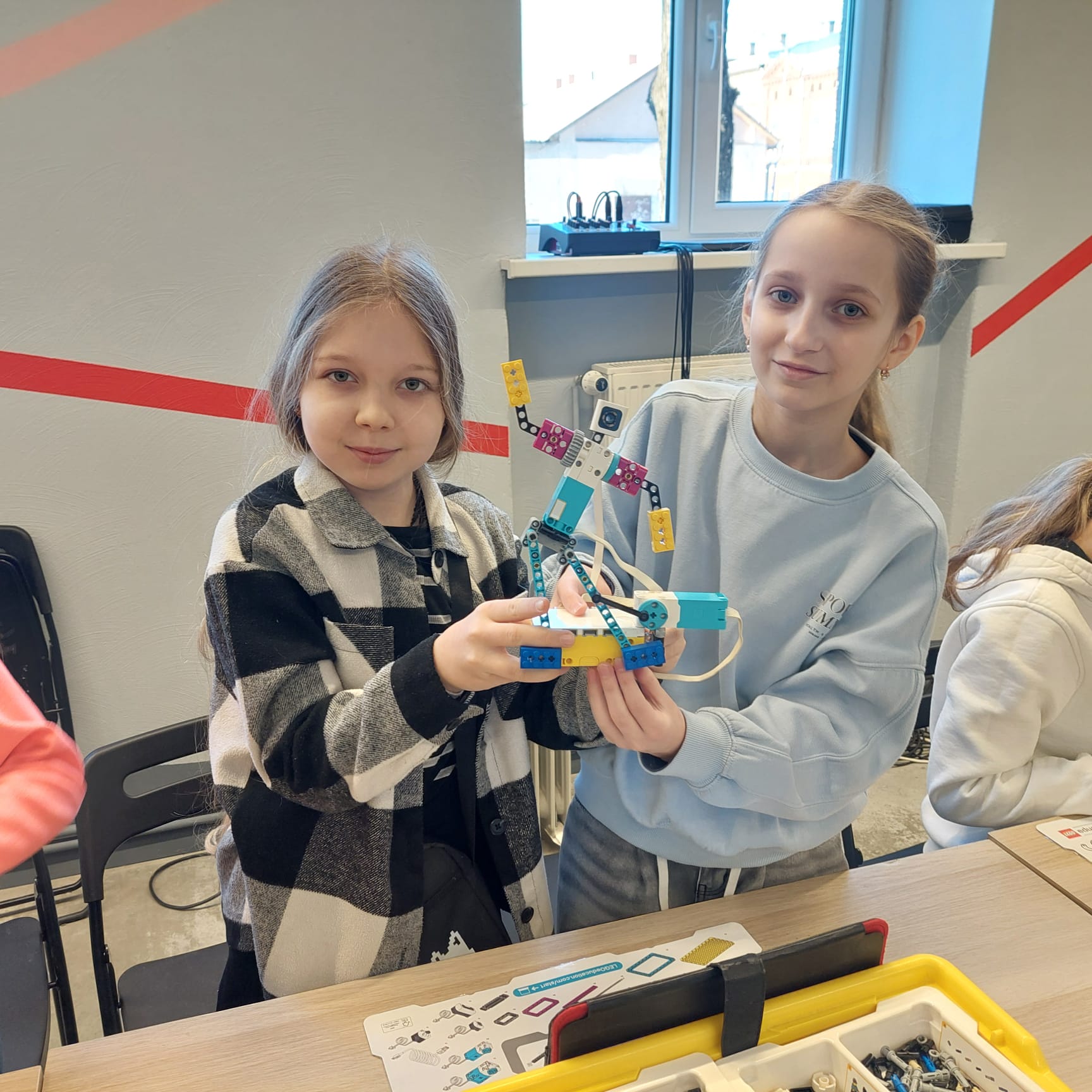 Skolēni programmē robotu