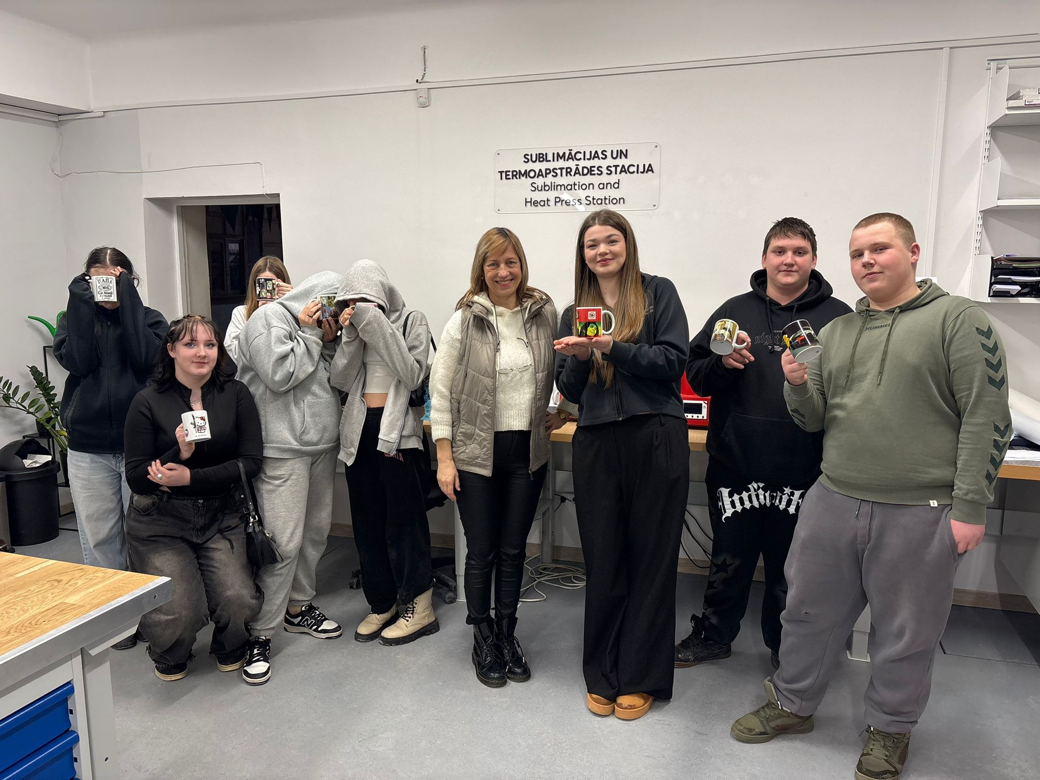 FabLab nodarbībā apdrukā krūzītes